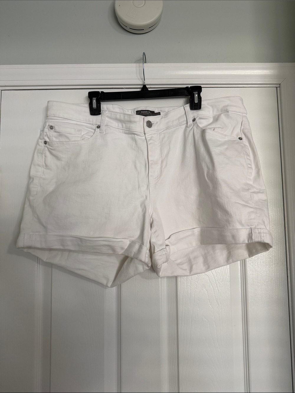 Torrid EUC White Denim Roll-Cuff Shorts sz22